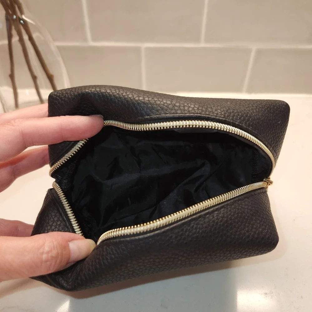 bebe  LOGO BLK TRAVEL COSMETIC BAG~TOILETRIES